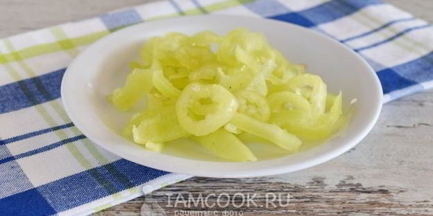 тушеные кабачки с помидорами и перцем