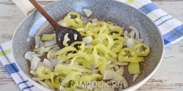 тушеные кабачки с помидорами и перцем