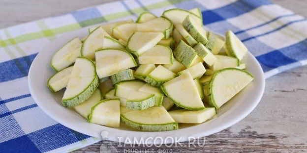 тушеные кабачки с помидорами и перцем