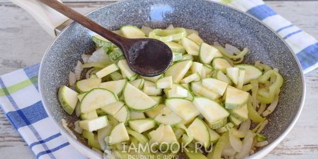 тушеные кабачки с помидорами и перцем