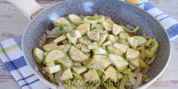 тушеные кабачки с помидорами и перцем