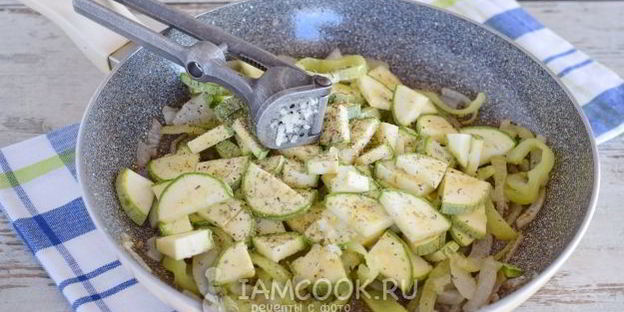 тушеные кабачки с помидорами и перцем