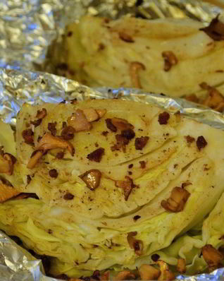 Запеченная капуста с беконом и лисичками