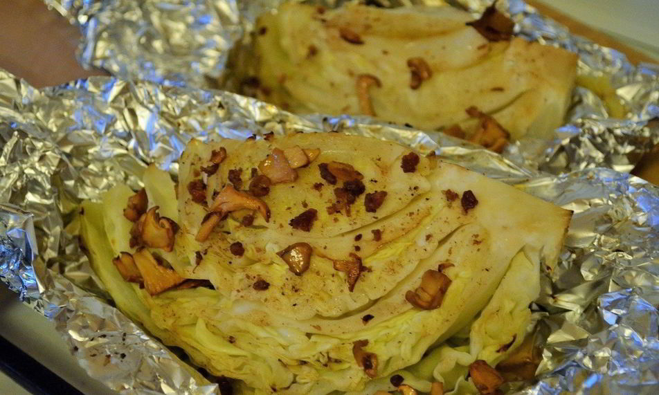 Рецепт запеченной капусты с беконом и лисичками