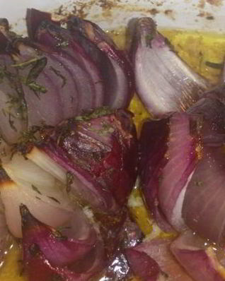 Запеченный ароматный красный лук
