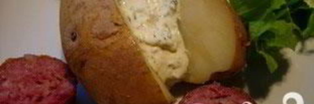 Запеченный картофель с травяным соусом