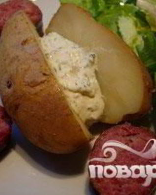 Запеченный картофель с травяным соусом