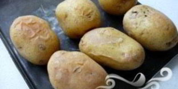 запеченный картофель с травяным соусом