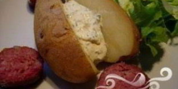 запеченный картофель с травяным соусом