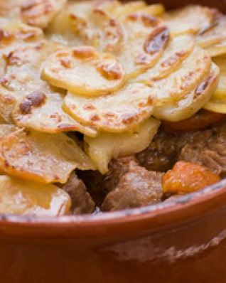 Запеченный картофель с ягненком в горшочке