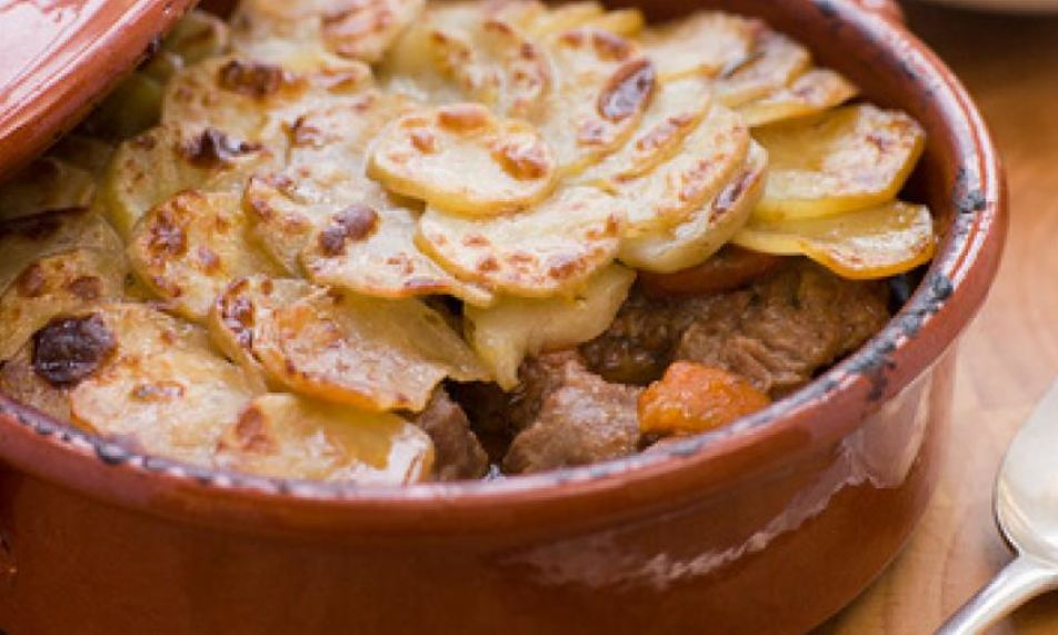 Рецепт запеченного картофеля с ягненком в горшочке