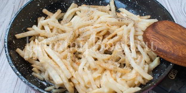 жареный корень сельдерея