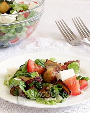 Жареные баклажаны с помидорами и зеленью