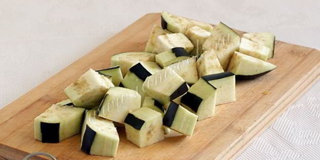 жареные баклажаны с помидорами и зеленью