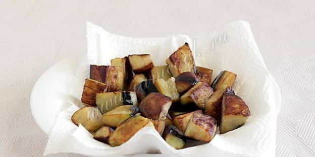 жареные баклажаны с помидорами и зеленью