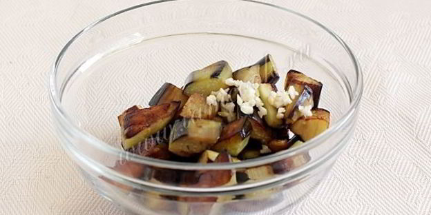 жареные баклажаны с помидорами и зеленью