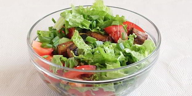 жареные баклажаны с помидорами и зеленью