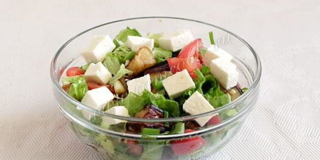 жареные баклажаны с помидорами и зеленью