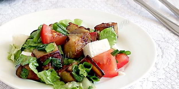 жареные баклажаны с помидорами и зеленью