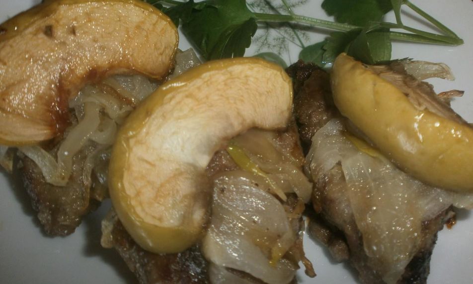 Рецепт говяжьей печени с яблоками и луком по-берлински