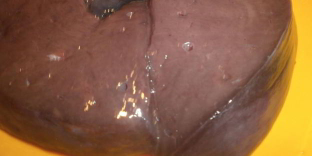 говяжья печень с яблоками и луком по-берлински