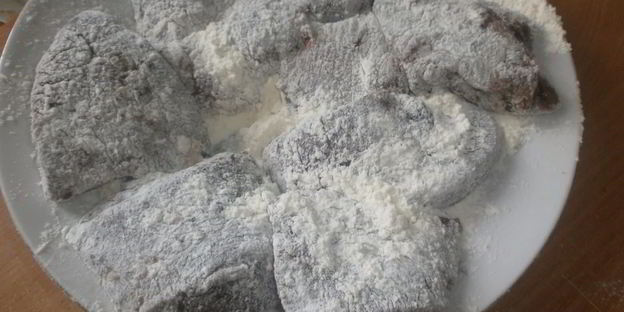 говяжья печень с яблоками и луком по-берлински