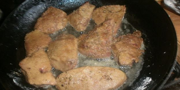 говяжья печень с яблоками и луком по-берлински