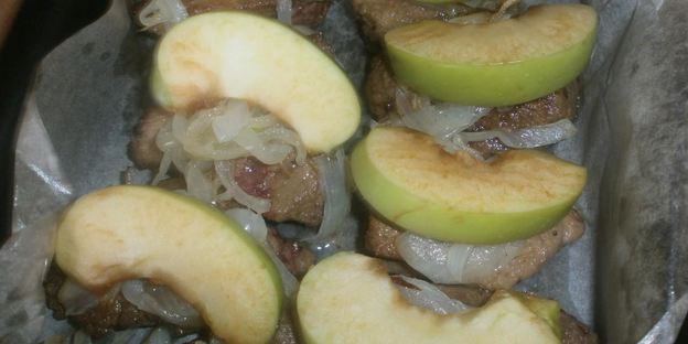 говяжья печень с яблоками и луком по-берлински