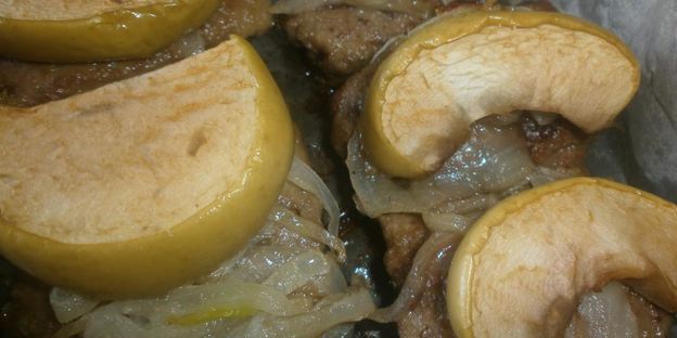 говяжья печень с яблоками и луком по-берлински