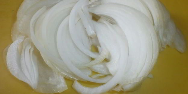 говяжья печень с яблоками и луком по-берлински