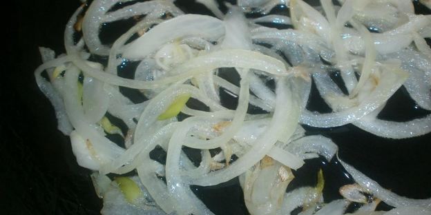 говяжья печень с яблоками и луком по-берлински