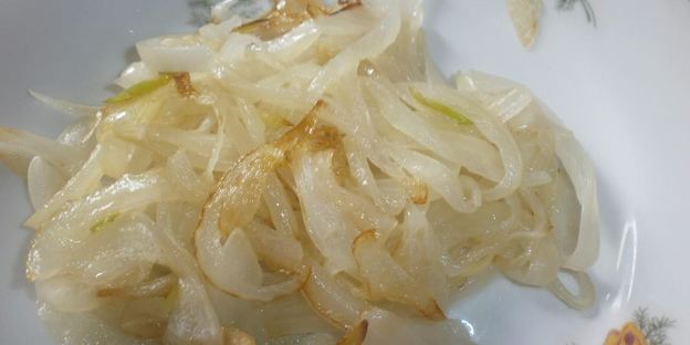 говяжья печень с яблоками и луком по-берлински