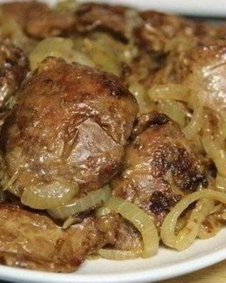 Куриная печень, обжаренная в муке с луком