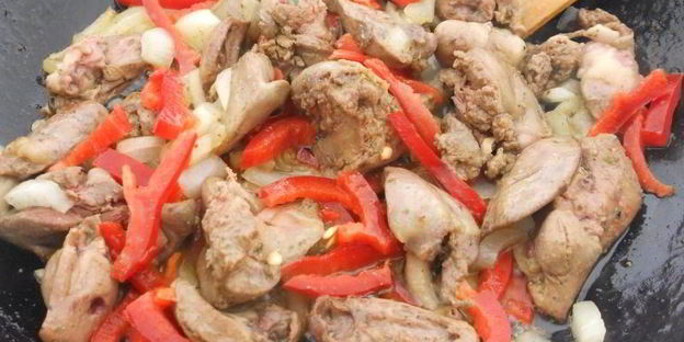 куриная печень с болгарским сладким перцем на сковороде