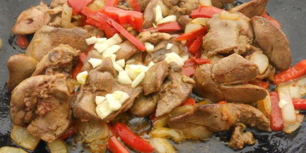 куриная печень с болгарским сладким перцем на сковороде