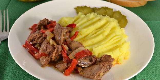 куриная печень с болгарским сладким перцем на сковороде