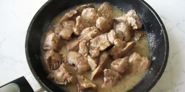 куриная печень с грибами в вине