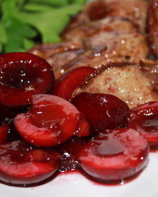 Куриная печень с маринованной черешней