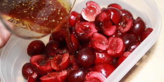 куриная печень с маринованной черешней