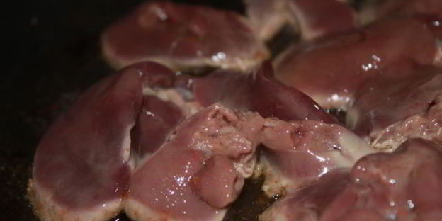 куриная печень с маринованной черешней