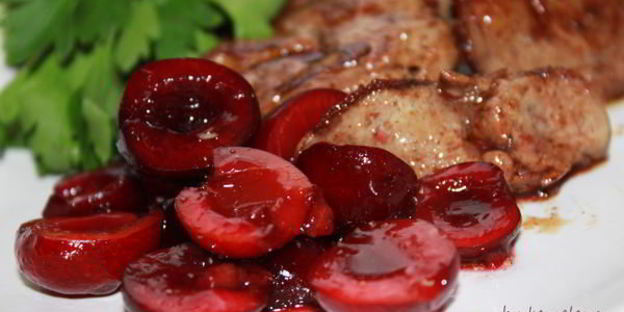 куриная печень с маринованной черешней