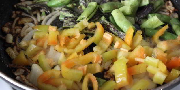 куриная печень с осенними овощами