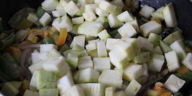 куриная печень с осенними овощами