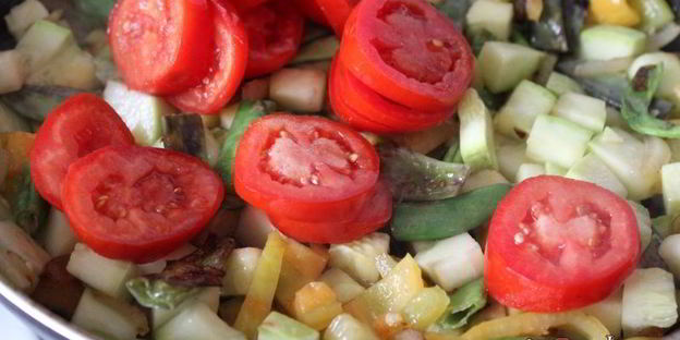 куриная печень с осенними овощами