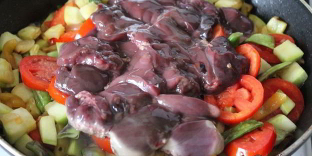 куриная печень с осенними овощами