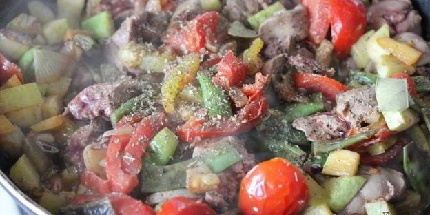 куриная печень с осенними овощами