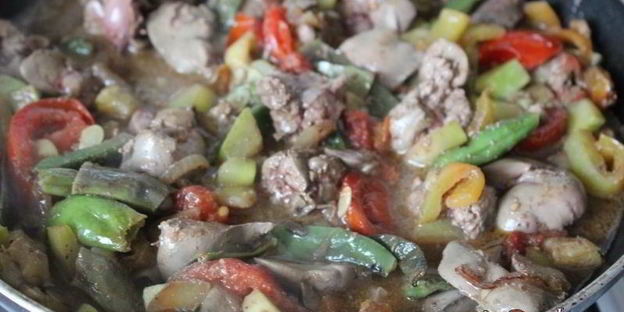 куриная печень с осенними овощами