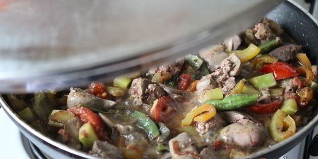 куриная печень с осенними овощами