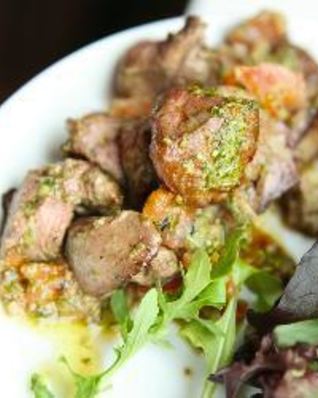 Куриная печень с песто и помидорами