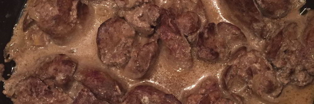 Куриная печень, тушеная со сметаной